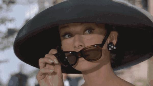 姑娘,你漏电了!