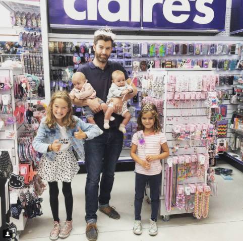 一个娃就够呛了，家有四个小公主怎么办？