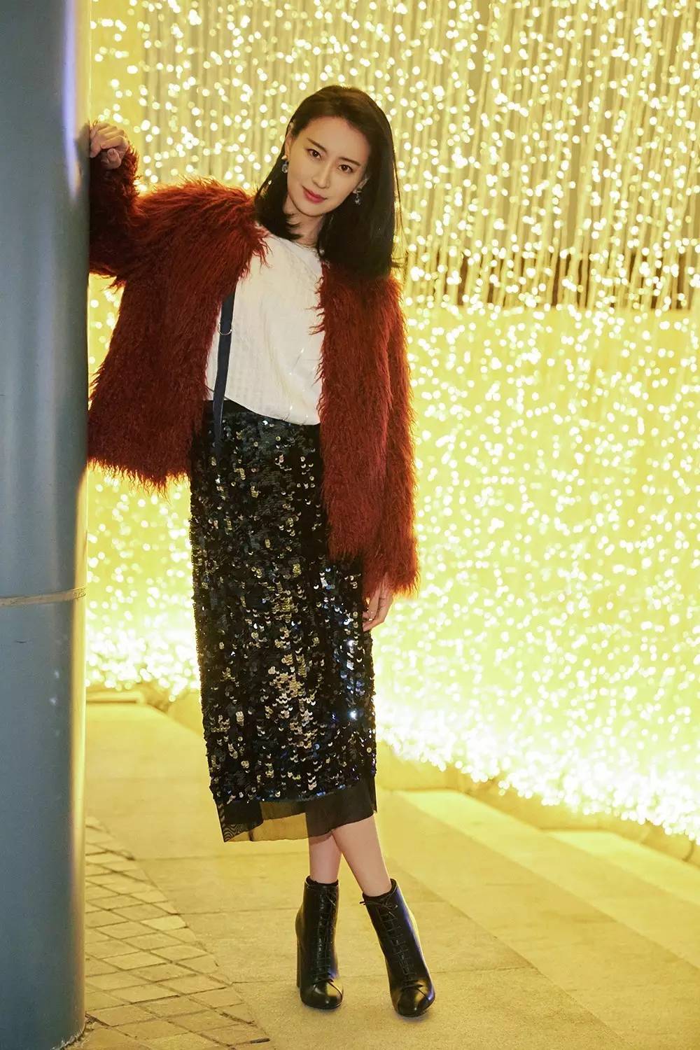 运动条纹星星包，亮闪闪鱼尾裙，从前穿灰布旗袍的王乐君居然这么时髦！