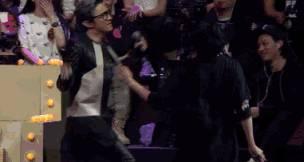 薛之谦带病坚持录制视频,薛之谦劳模行程