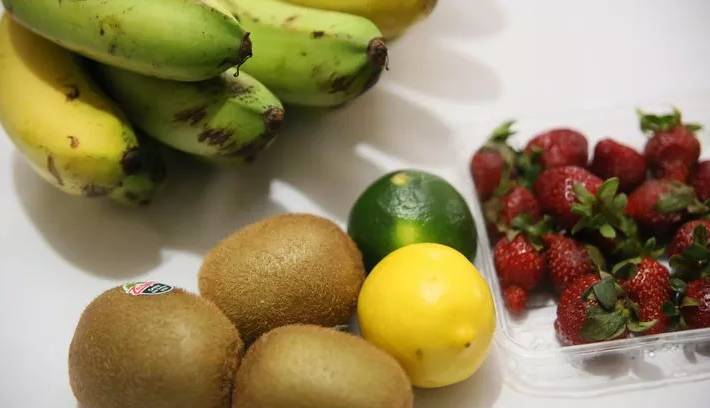 苹果切开后会氧化有什么办法,苹果切开久了变色还能吃吗