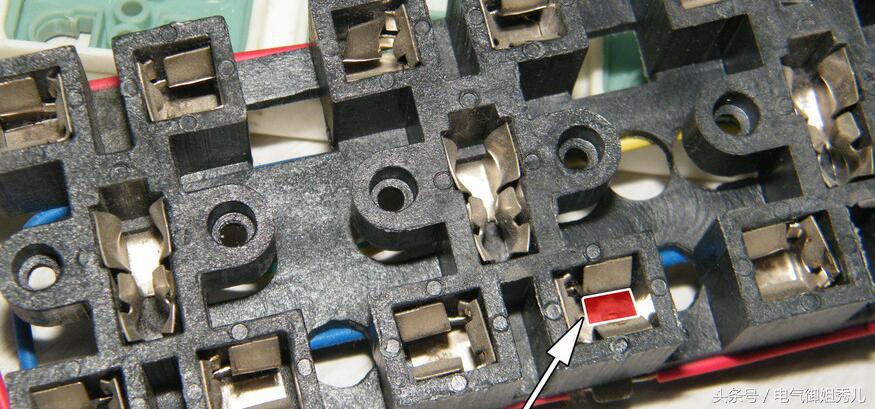 插座冒火花，真的没事吗？