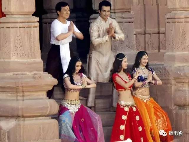 功夫瑜伽成龙和蛇,功夫瑜伽成龙带着狮子飙车