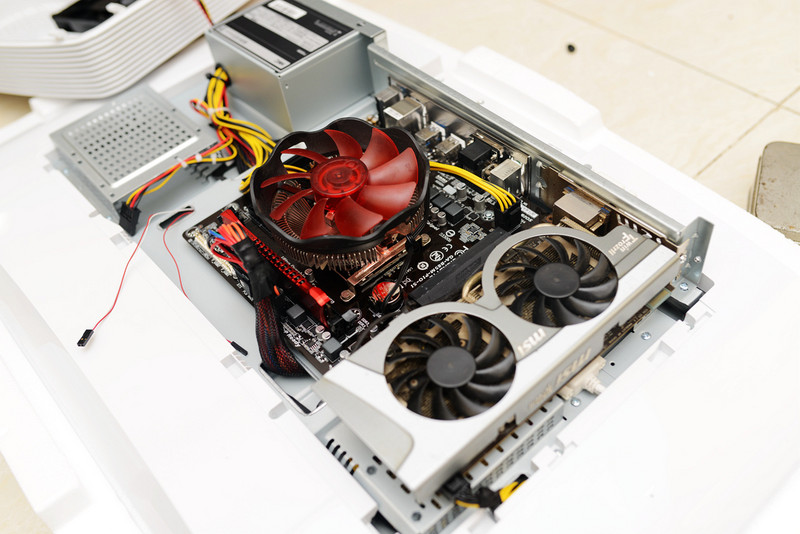 破天荒！HKCX320一体机带曲面屏，性能还能秒台式机