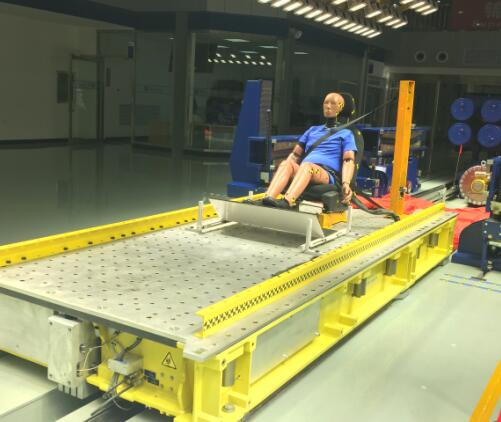 锦州研发出国内汽车安全行业第一条“超级滑台”