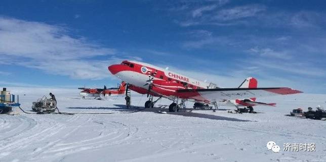 一男孩被多人围殴逼着下跪道歉,男童遭多名青年殴打被逼下跪磕头