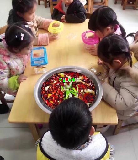 “带错鱼孩子”成网红，做“傻事”的人不只他一个？