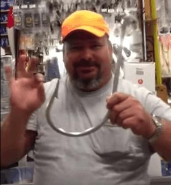 钓鱼时，不小心鱼钩刺进肉里，教你如何不疼的取出来