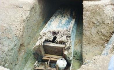 此人小时候受过刺激，长大后有两大爱好，一个是盗墓，不只是为钱