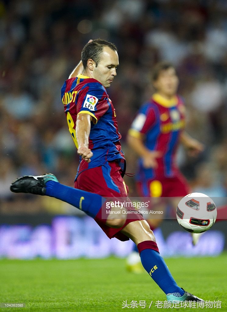 足球鞋阿迪和耐克谁更强,足球鞋耐克暗杀系列