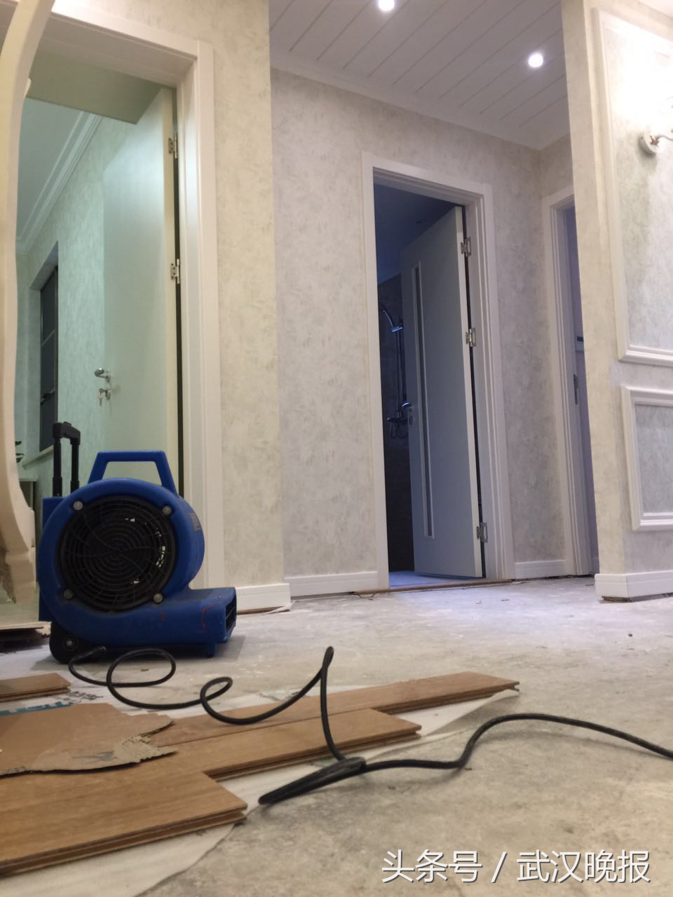 装修时出水口被水泥堵住了,邻居装修漏水导致墙体损坏