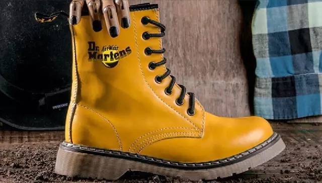 每个女人都应该拥有一双马丁靴,每个人都要有一双马丁靴