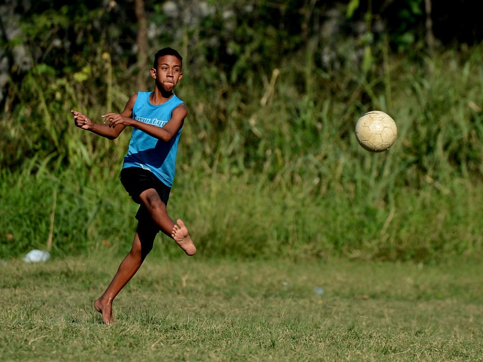 怎么在巴西领养孩子,巴西贫民窟青年想来中国踢球
