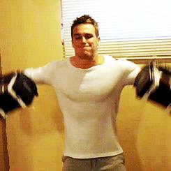 肩部躺着锻炼方式,肩部肌肉爆裂训练