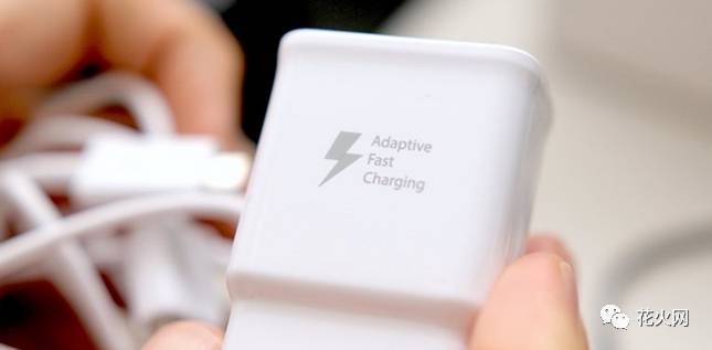 花火日报:iPhone8最新消息曝光,全球首款VR鞋子亮相:感觉像是在虚拟世界里漫步