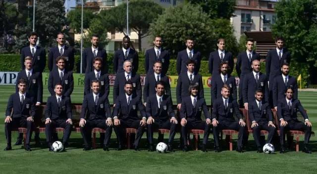 足球谁穿西装最帅,足球运动员穿西装最帅