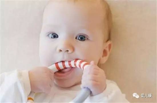 宝宝爱咬下嘴唇怎么办,两岁宝宝咬嘴唇怎么矫正