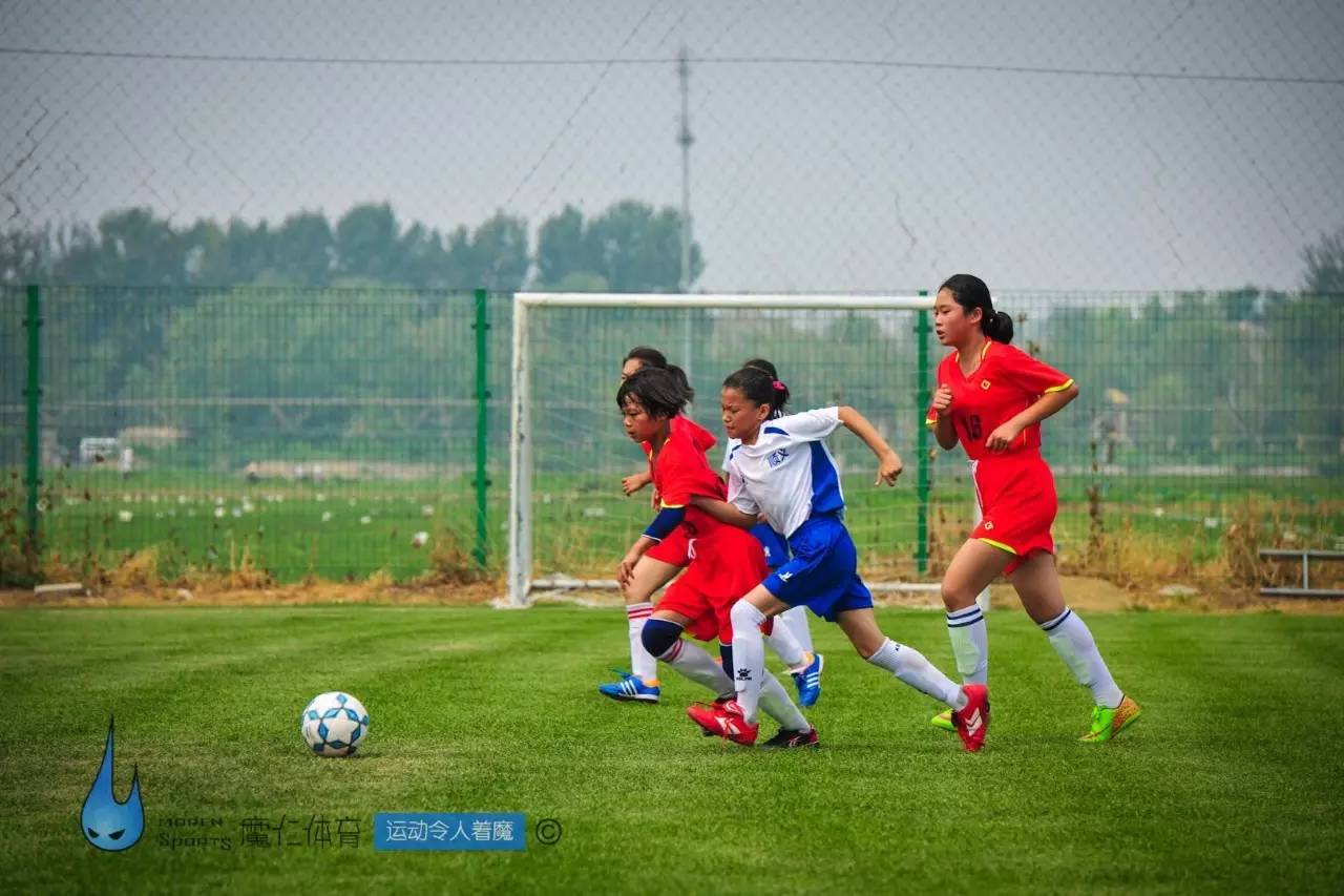 足球女孩反差转场,定格女生版