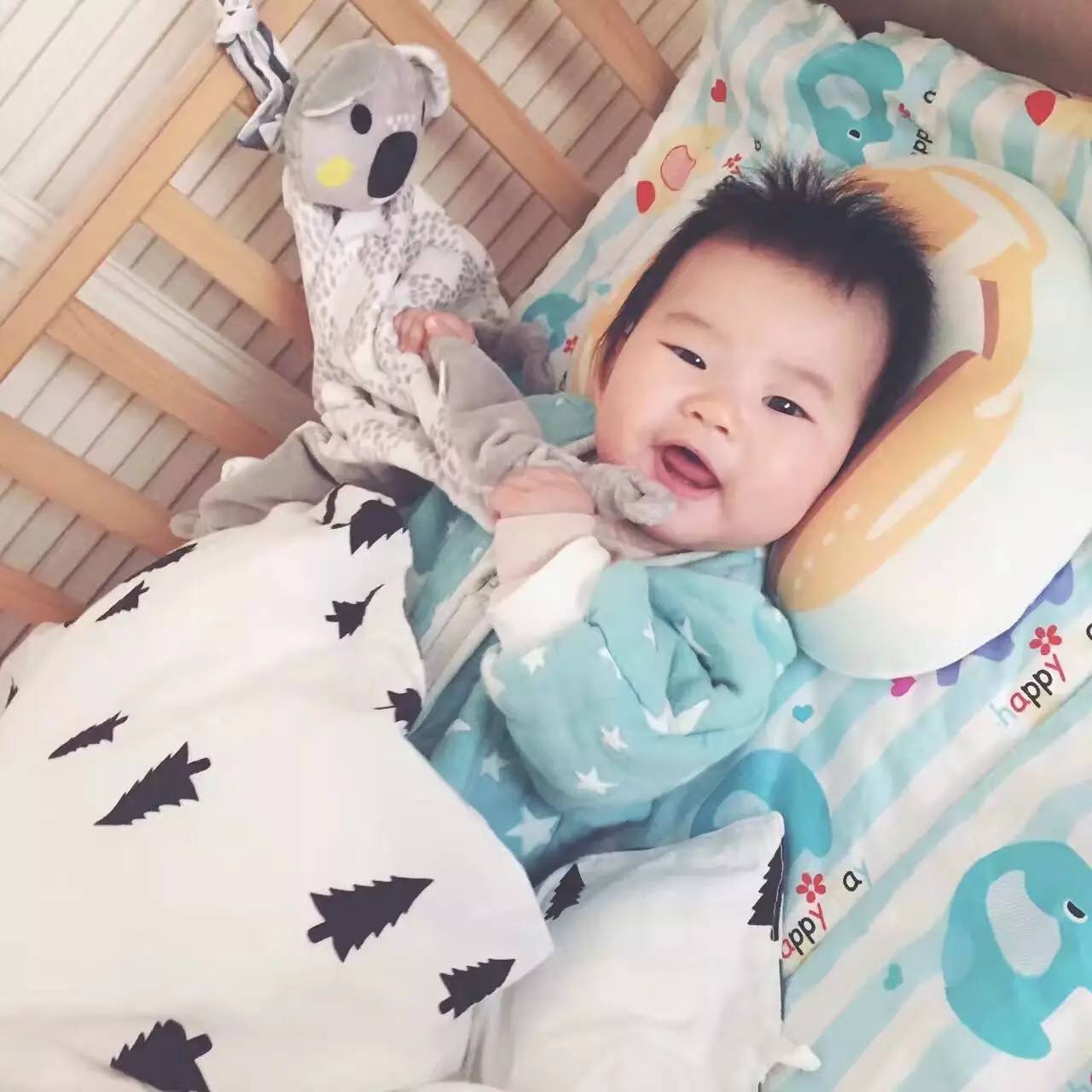 读者来稿丨抱着邦尼兔睡觉、拎着定型枕逛街、在公园里给土豆推秋千……小朋友的安抚物大集合！