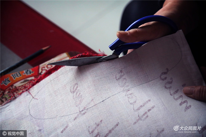 针线间的爱探访*安泰**手艺人制作绣花鞋垫