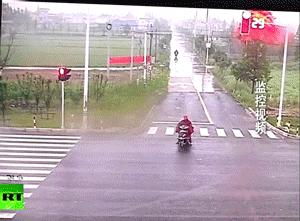 搞笑gif防火防盗防闺蜜果然没错,爆笑gif这就是女汉子开瓶盖的方式