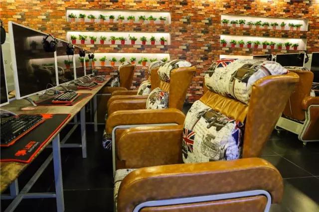 40寸曲面屏+全场乔氏台球桌，这恐怕是我在天津见过最牛的网咖