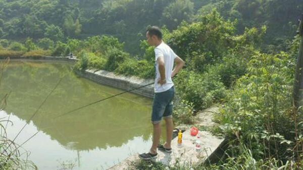 山里抓鱼,小溪抓鱼方法大全