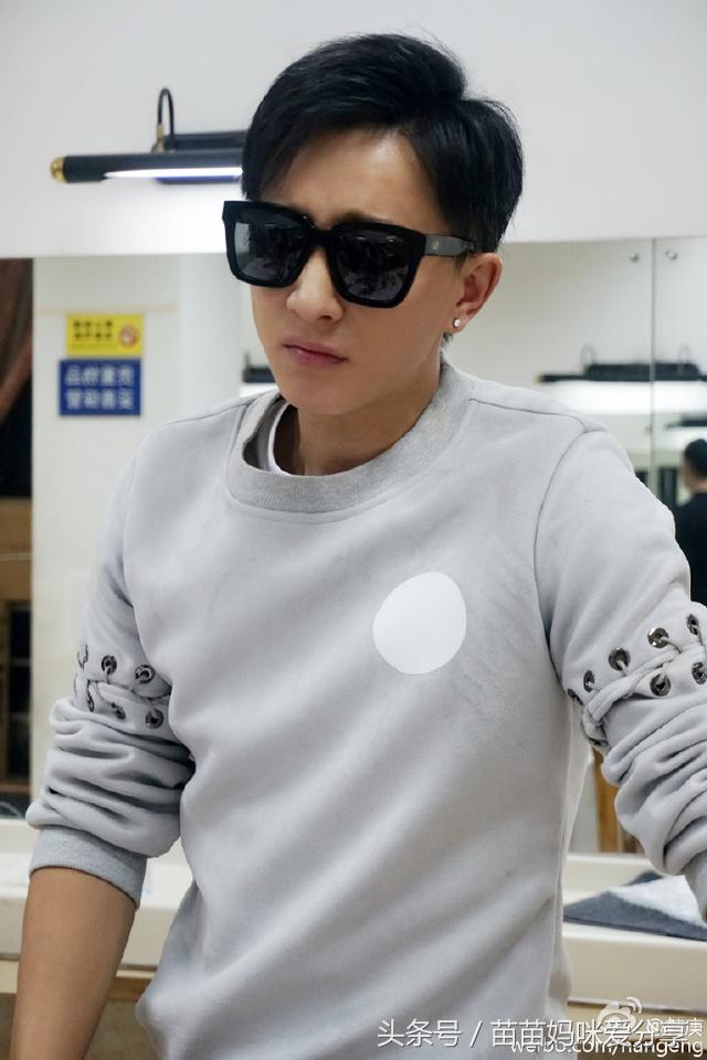 李小璐最新自拍照片,李小璐晒自拍美照镜头电眼妆容