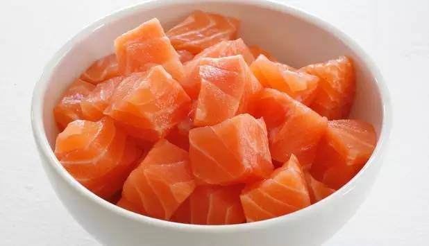 了解这几点帮助你的狗狗提亮毛发,狗狗的毛发干燥没光泽