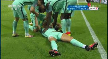 世界足坛名场面c罗背着莫德里奇,世界足坛名场面c罗