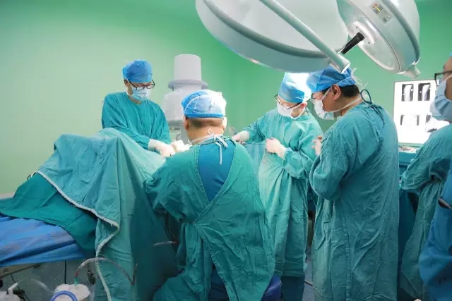 镜头见证生命重启之旅，纪录医者仁心，许昌外科医生的新年故事