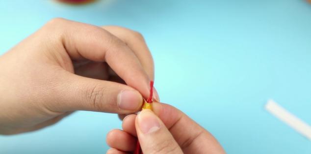 一张纸就能做好灯笼很简单的,用彩纸做灯笼的最简单方法