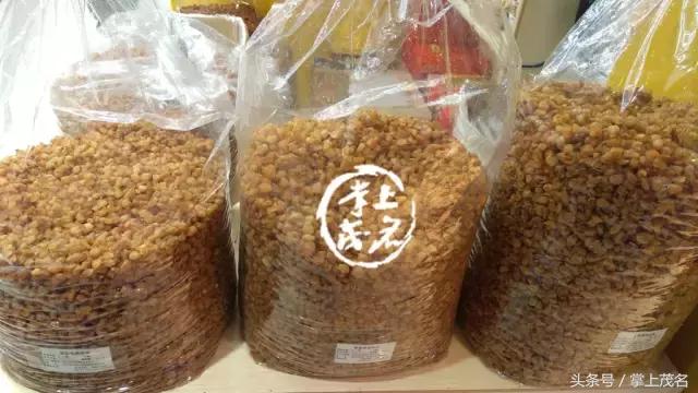 他说，要买点茂名特产回家拜年