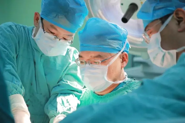 镜头见证生命重启之旅，纪录医者仁心，许昌外科医生的新年故事