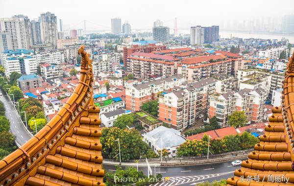 武汉专有的黄鹤楼,黄鹤楼是武汉著名的景点英文