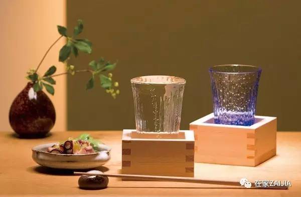 年夜饭香喷喷举起酒杯敬家人,年夜饭的碗和酒杯