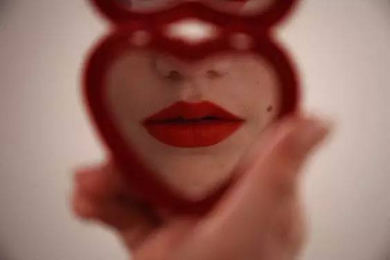 大红唇特别显老,大红唇真的很考验气质