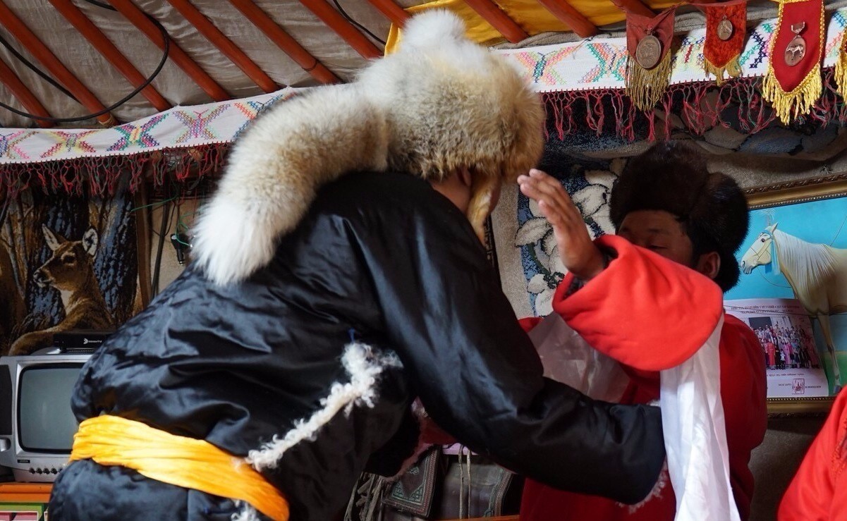 蒙古族过年拜年动作,蒙古族过年给父母拜年