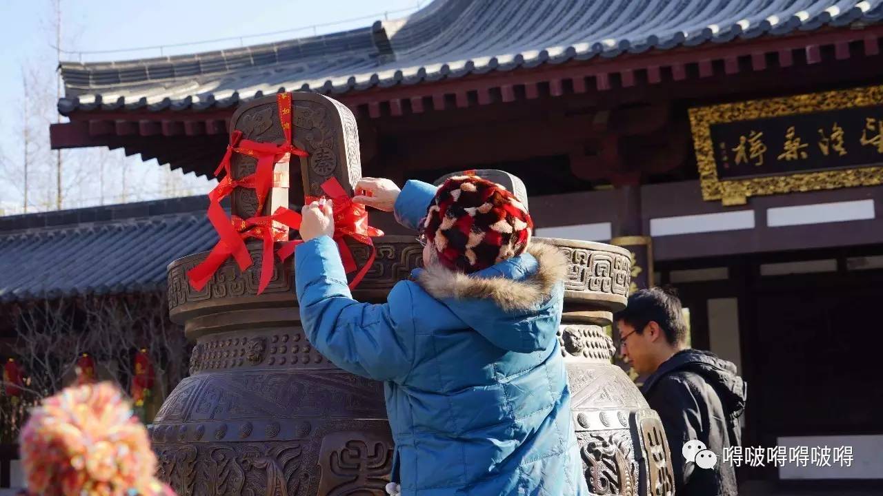 过年啦贴春联,过年时贴门神的习俗