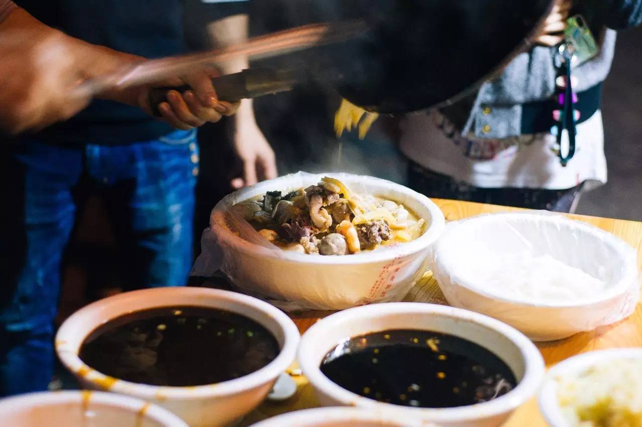 南宁夜晚摆摊生料粉,南宁柳沙夜市网红生料粉