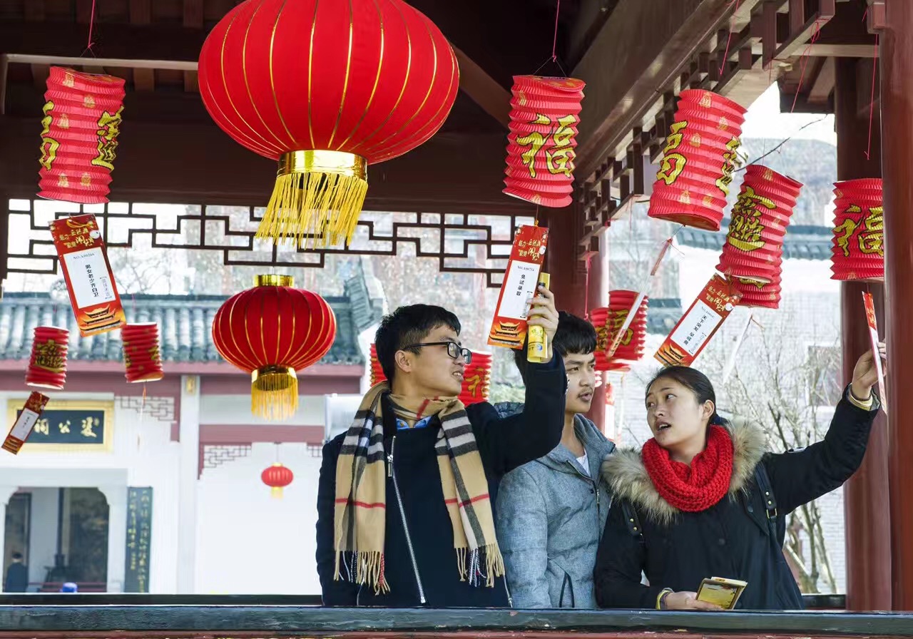 千只大小灯笼,千盏宫灯闹元宵