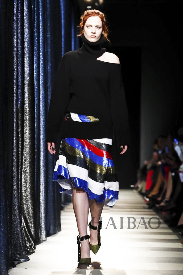 浪漫与柔媚的无限延伸！Monse2017秋冬女装秀，海报网带你亲临2017秋冬纽约时装周