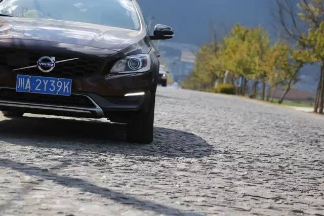 试驾全新一代沃尔沃v60,沃尔沃v60cc最新款越野视频