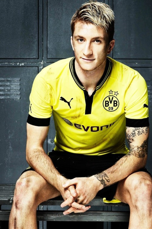 春节我们看完春晚再看足球圈里的帅哥，内含帅你一脸的卡卡