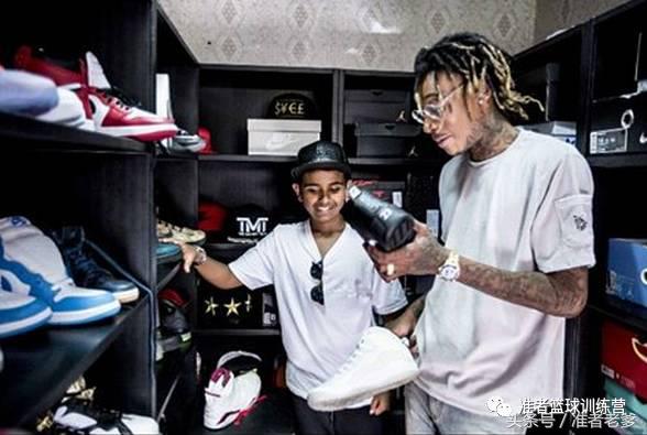 14岁迪拜男孩花200万买球鞋，叔叔阿姨你们穷爆了！