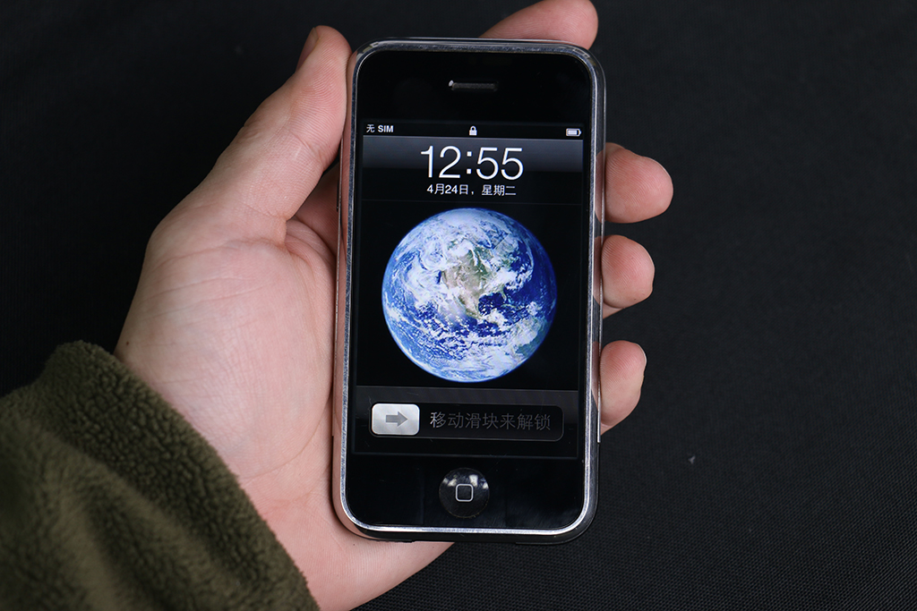 初代原版iPhone拍出高价,怀旧数码推荐
