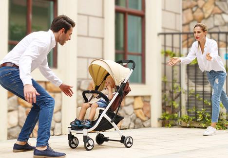 婴儿车内必备实用物件,婴儿出行婴儿车