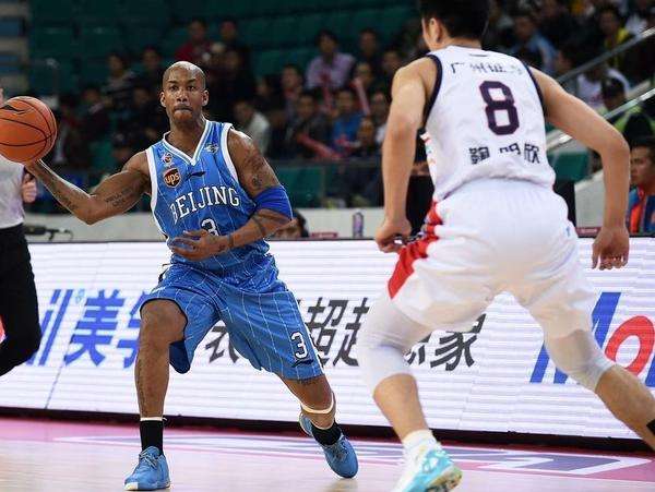 北京首钢夺冠马布里被罚出场,老马被双杀