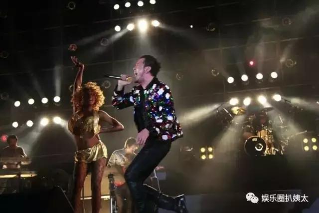 张杰下腰歌唱,张杰大张伟开场舞