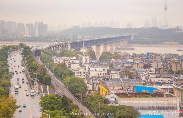 武汉专有的黄鹤楼,黄鹤楼是武汉著名的景点英文